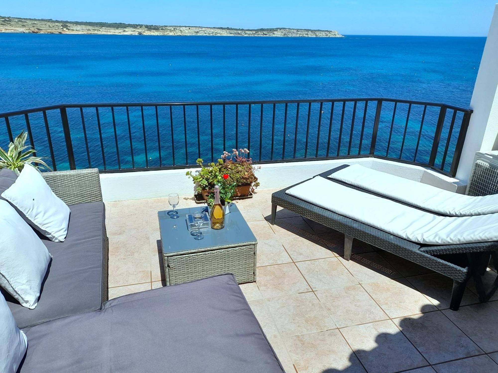 Seafront Apartment Terrace, Lounger & Panoramic Ocean Views Mellieha Room photo