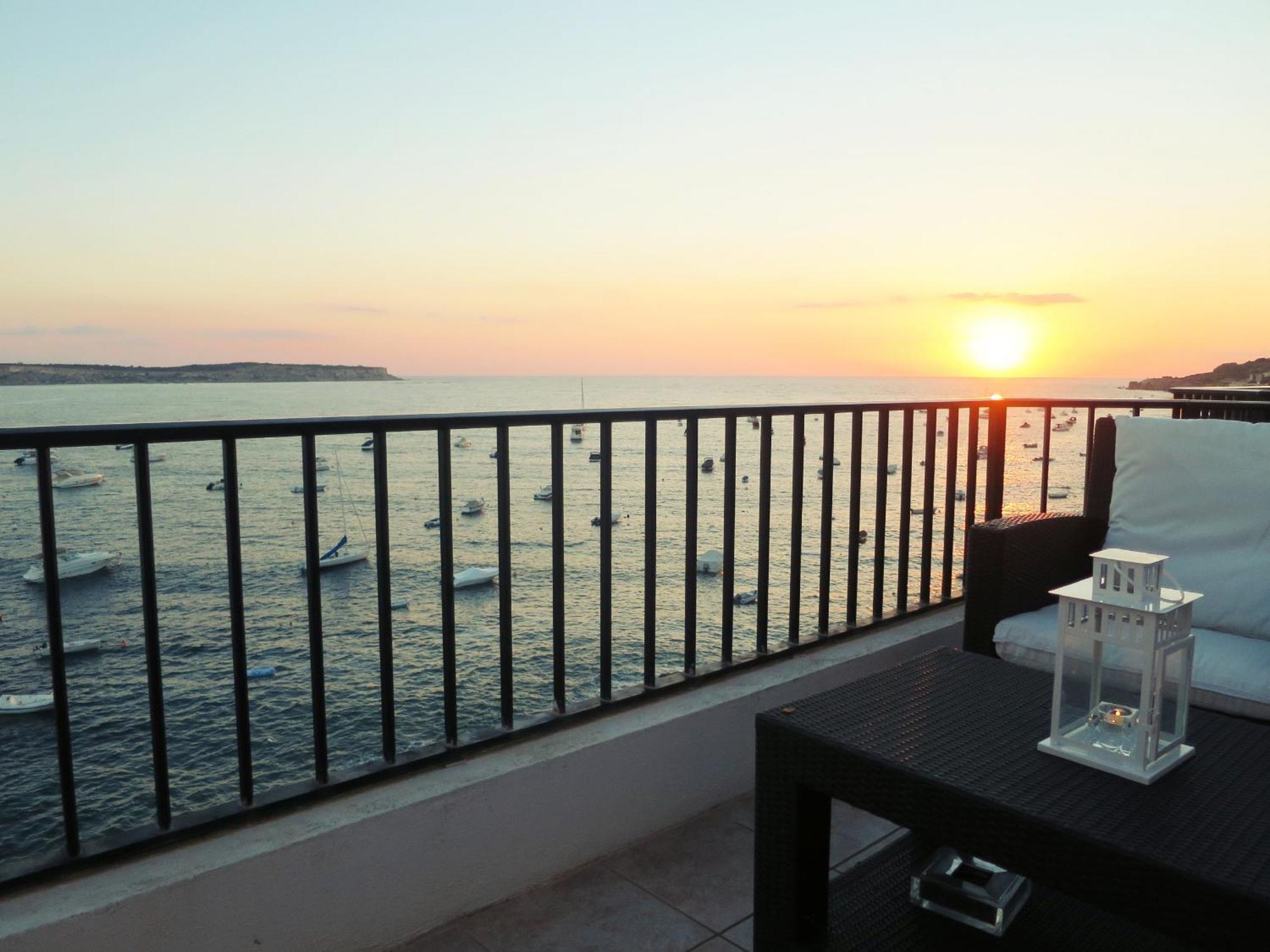Seafront Apartment Terrace, Lounger & Panoramic Ocean Views Mellieha Exterior photo